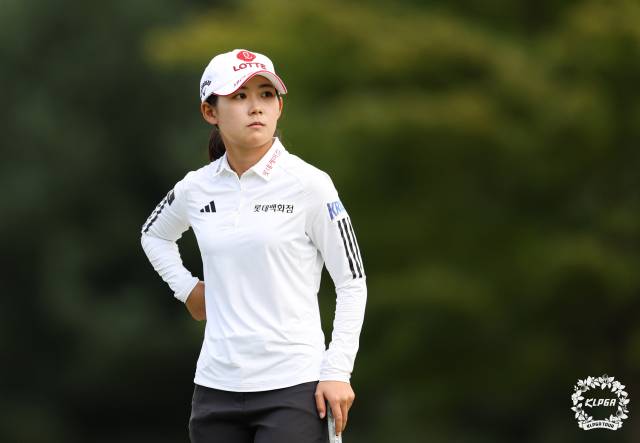 퍼팅을 앞두고 고심하고 있는 황유민. 사진 제공=KLPGA