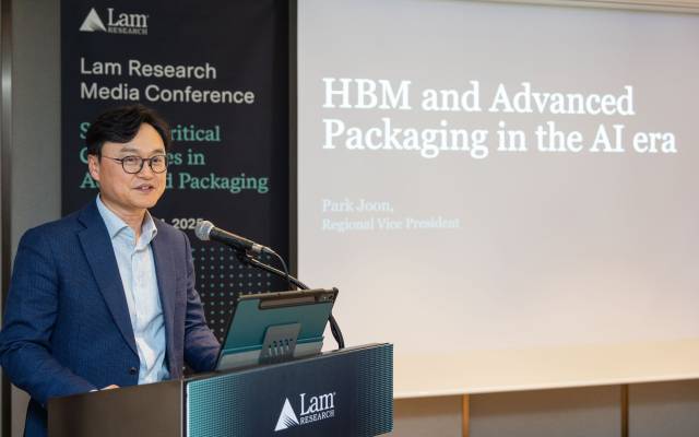 박준홍 램리서치코리아 대표가 14일 서울 삼성동 웨스틴 파르나스에서 열린 기자간담회에서 발표하고 있다. 사진 제공=램리서치