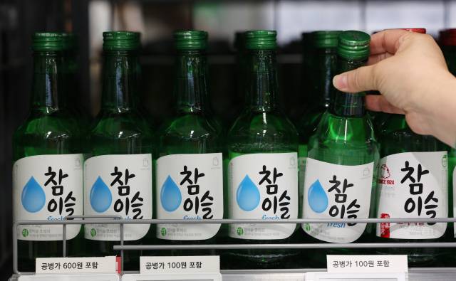 서울의 한 대형마트에 참이슬 후레쉬가 진열돼 있다. 뉴스1