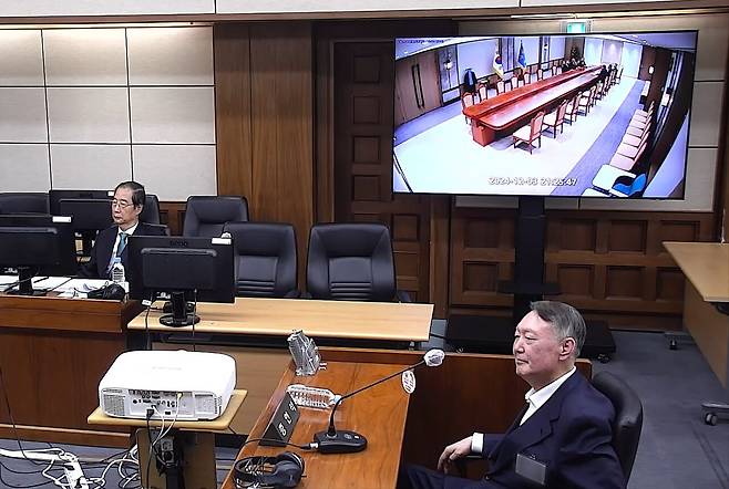 11월19일 법정에서 피고인석에 앉은 한덕수 전 국무총리와 증인석에 앉은 윤석열. ⓒ서울중앙지법 제공