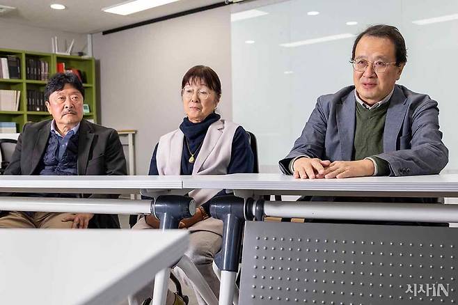11월3일 서울 용산구 민족문제연구소에서 ‘조세이 탄광 수몰사고를 역사에 새기는 모임’의 우에다 게이시 사무국장, 이노우에 요코 공동대표와 ‘전몰자 유골을 가족의 품으로 연락회’ 후루카와 마사키 씨(오른쪽부터)가 〈시사IN〉과 인터뷰하고 있다. ⓒ시사IN 박미소