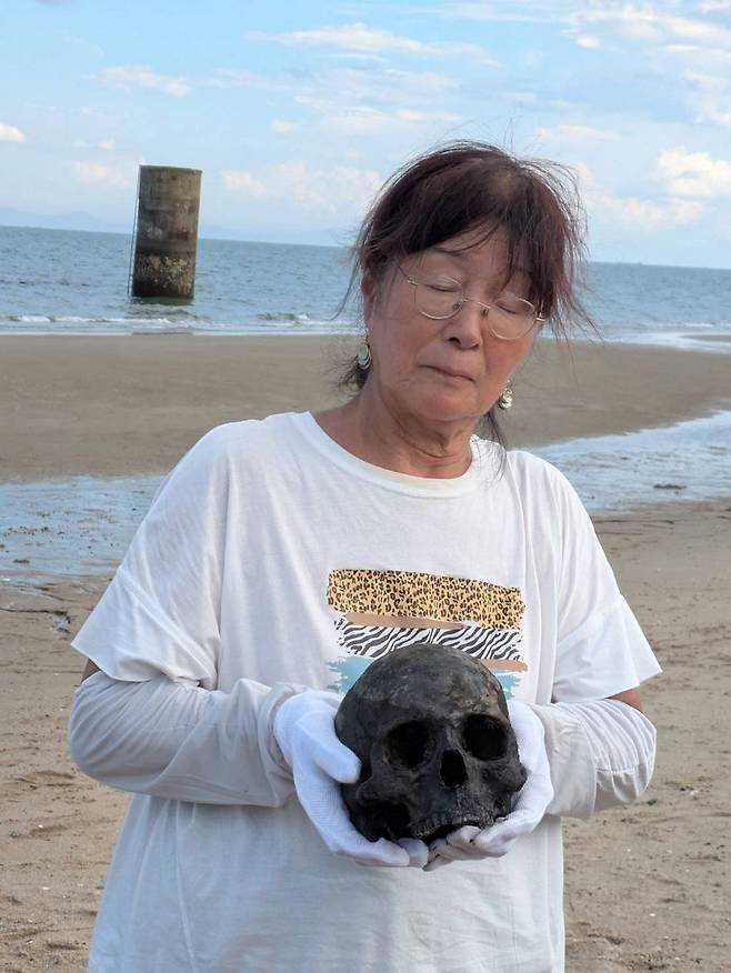 8월26일 이노우에 요코 ‘조세이 탄광 수몰사고를 역사에 새기는 모임’ 공동대표가 희생자의 것으로 보이는 두개골을 들고 있다. ⓒ조세이 탄광 수몰사고를 역사에 새기는 모임
