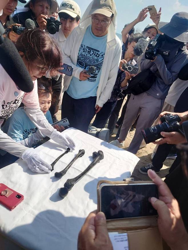 8월25일 대퇴골 등 유골 3점을 발견한 당시 모습. ⓒ조세이 탄광 수몰사고를 역사에 새기는 모임