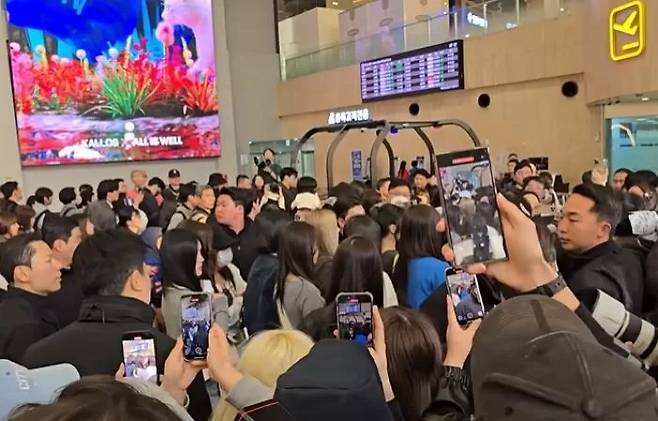걸그룹 하츠투하츠 멤버들이 지난 3월 김포국제공항을 통해 출국하는 과정에서 몰려든 인파로 공항에 혼잡이 빚어지고 있는 모습 ⓒ엑스(X) 캡처