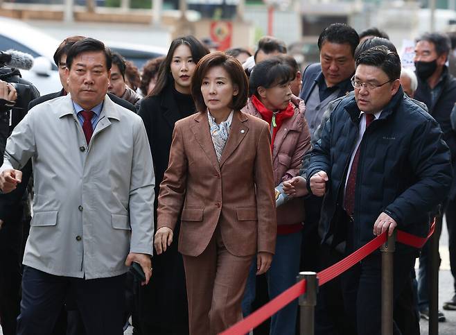 나경원 국민의힘 의원이 20일 '국회 패스트트랙 충돌' 1심 선고 공판 참석을 위해 서울 양천구 서울남부지방법원으로 향하고 있다. ⓒ연합뉴스