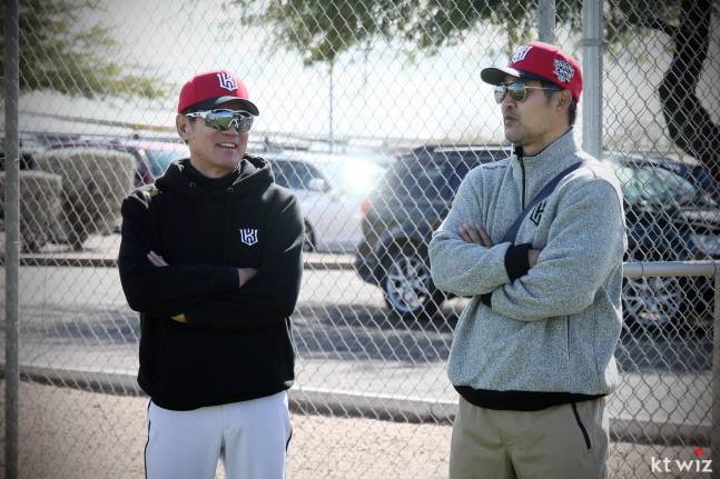 이숭용 SSG 감독이 KT 단장을 맡던 시절 스프링캠프에서 이강철 감독과 대화를 나누고 있다. /사진=KT 위즈 제공