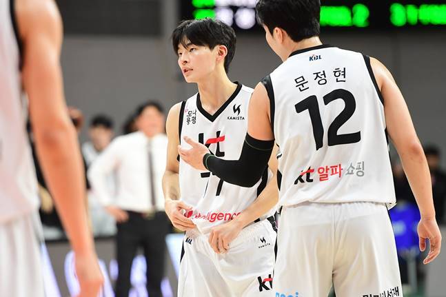 문정현(오른쪽)이 강성욱에게 말을 걸고 있다. /사진=KBL 제공