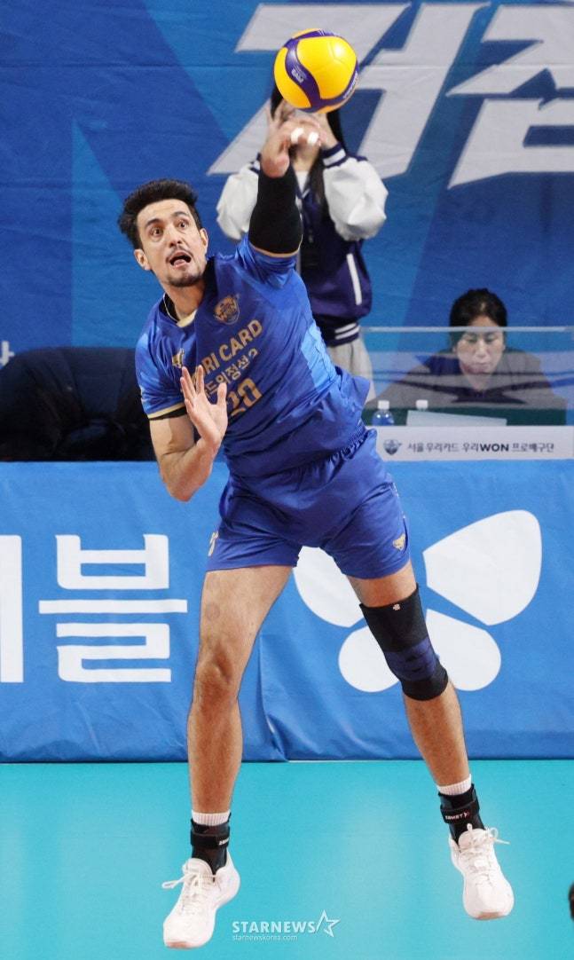 아라우조가 스파이크 서브를 날리고 있다. /사진=김진경 대기자