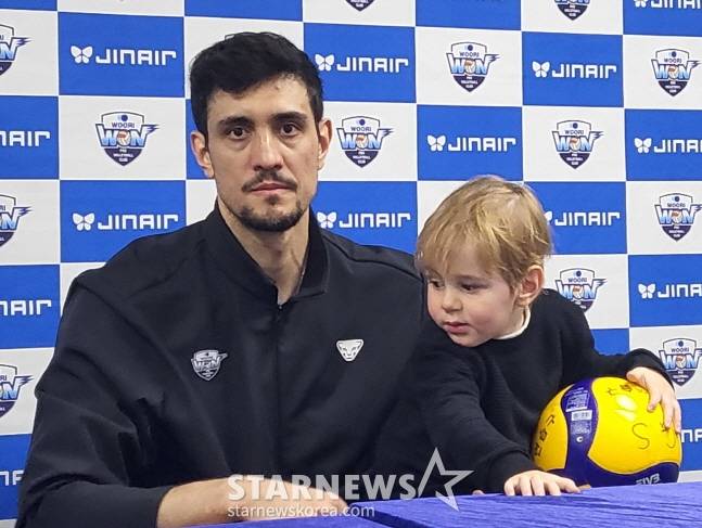 아라우조(왼쪽)가 아들과 함께 수훈 선수 인터뷰를 진행하고 있다. /사진=안호근 기자