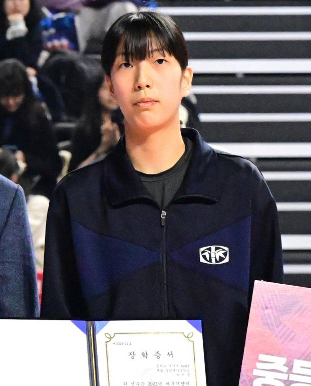 2023~2024년 V리그 올스타전에서 중등부 장학금을 받고 있는 박서윤. /사진=KOVO 제공