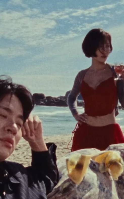 박정민 화사가 함께 출연한 굿굿바이의 뮤직 비디오 장면