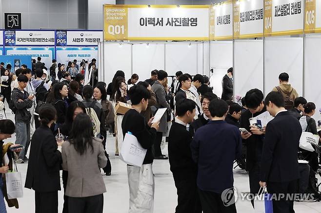 면접 준비 나선 구직자들 (서울=연합뉴스) 임화영 기자 = 지난달 21일 서울 강서구 코엑스 마곡에서 열린 '2025 상생협력 채용박람회'를 찾은 구직자들이 부대행사관 부스를 둘러보고 있다. 2025.11.20 hwayoung7@yna.co.kr