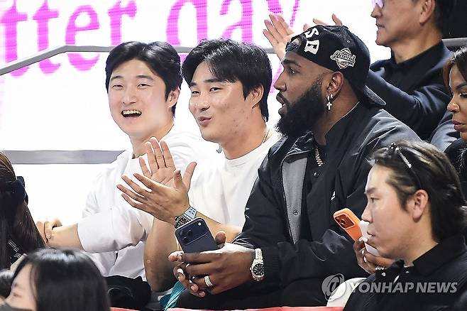 지난 4일 프로농구 경기장을 찾은 김하성(왼쪽에서 두 번째)  [KBL 제공. 재판매 및 DB 금지] photo@yna.co.kr