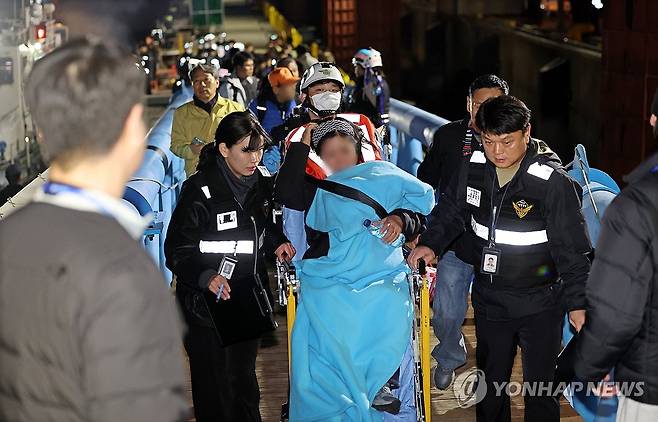 무사 구조된 퀸제누비아2호 탑승객들 (목포=연합뉴스) 정다움 기자 = 19일 오후 전남 목포시 목포해양경찰서 전용 부두로 여객선 퀸제누비아2호 탑승객들이 구조돼 놀란 가슴을 쓸어내리며 이동하고 있다.
    267명이 탑승한 퀸제누비아2호는 이날 오후 8시 17분께 전남 신안군 장산도 남방 족도에 좌초됐다. 2025.11.19 daum@yna.co.kr