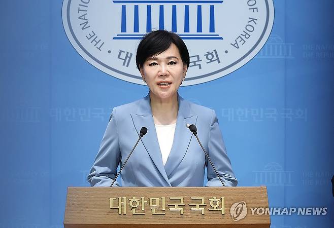 회견하는 전현희 의원 (서울=연합뉴스) 김주형 기자 = 더불어민주당 전현희 의원이 16일 서울 여의도 국회 소통관에서 기자회견을 열고 감사원이 본인의 권익위원장 재직 당시 검찰에 수사의뢰한 건과 관련해 입장을 밝히고 있다. 2025.6.16 kjhpress@yna.co.kr