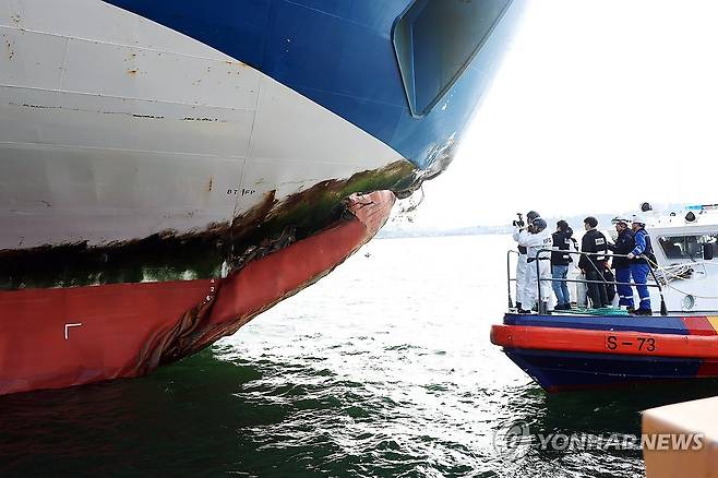 좌초 선박 살펴보는 감식반 (목포=연합뉴스) 천정인 기자 = 20일 오전 전남 목포시 삼학부두에서 해경과 국과수가 2만6천t급 여객선 퀸제누비아2호에 대한 감식을 하고 있다. 2025.11.20 iny@yna.co.kr