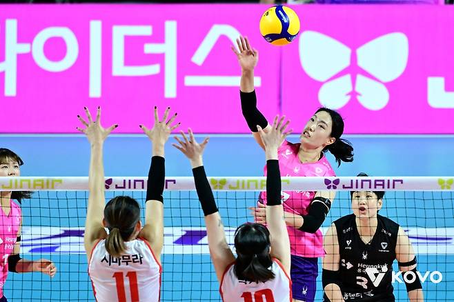 공격하는 흥국생명의 최은지(뒤쪽 중앙) [한국배구연맹 제공. 재판매 및 DB 금지]