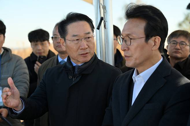 ▲ 유정복 인천시장이 21일 수도권매립지에서 김민석 국무총리와 매립 현황과 제2매립장 사용 종료에 따른 활용 방안 등을 점검하고 있다. /사진제공=인천시