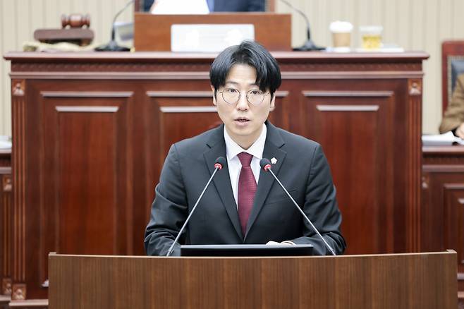 김한슬 의원이 대표발의한 인창동 재개발사업 정비계획 수립 및 정비구역지정안에 대한 의견제시안을 설명하고 있다
