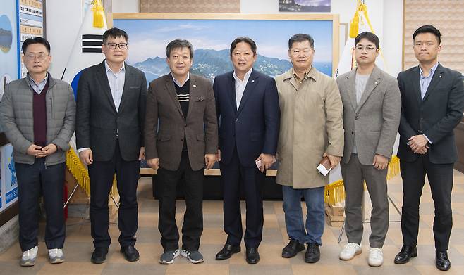 남한권 울릉군수가 울릉도 소상공인 자금난을 지원한 NH농협은행 울릉군지부 직원들과 기념 사진을 찍고 있다./울릉군 제공