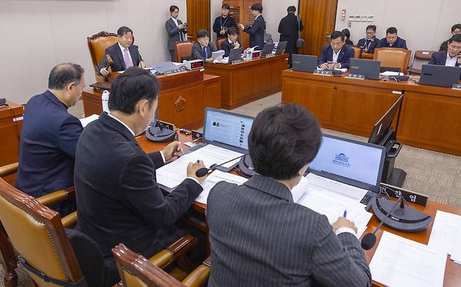 국회 산업통상자원중소벤처기업위원회 이철규 위원장이 21일 국회에서 열린 전체 회의에서 철강 산업을 지원하는 'K스틸법' 등 상정 법안을 처리하고 있다. /연합뉴스