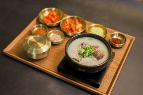 ‘식복’의 돼지국밥 한상 차림.