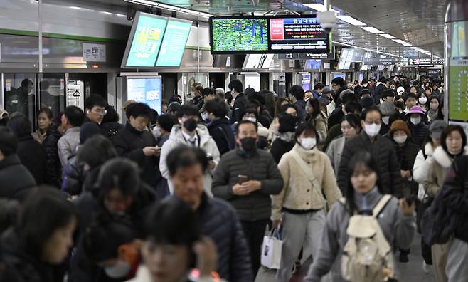 대구교통공사 노동조합이 시한부 파업에 들어간 21일 오전 대구 중구 반월당역 지하철 2호선 승강장이 출근길 시민들로 붐비고 있다. 이윤호 기자 yoonhohi@yeongnam.com