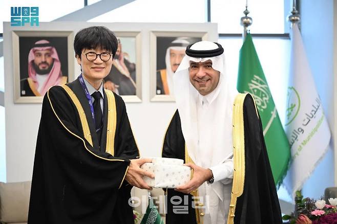 이해진(왼쪽) 네이버 의장이 18일(현지시간) 사우디아라비아 리야드에서 마지드 알호가일 사우디 지방자치주택부 장관과 접견하고 있다.(사진=사우디아라비아 프레스 에이전시 갈무리)