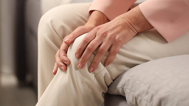 날씨가 추우면 혈류 공급이 줄어 관절 시림과 통증이 더 심해질 수 있다｜출처:게티이미지뱅크