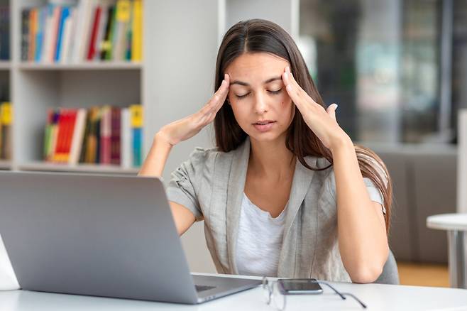 철분 수치가 낮아지면 빈혈이 생길 수 있다. 빈혈은 허약함, 피로, 호흡곤란, 빠른 심장박동, 창백한 피부, 두통, 수족냉증, 부서지는 손톱 같은 증상을 유발한다.  사진= 게티이미지뱅크