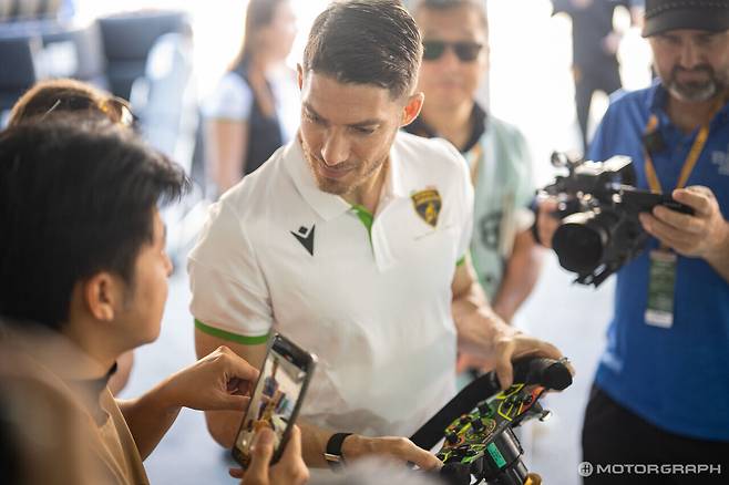 '미스터 마카오' 에도아르도 모르타라가 자신의 스티어링 휠에 대해 설명하고 있다. GT3 피트에서는 VIP나 미디어를 대상으로 하는 개러지 투어도 운영된다.