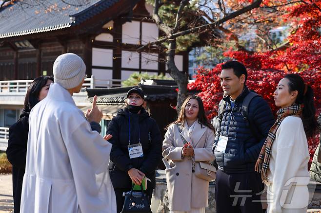 길상사에서 스님과 대화를 나누고 있는 외국인 관광객들(서울관광재단 제공)