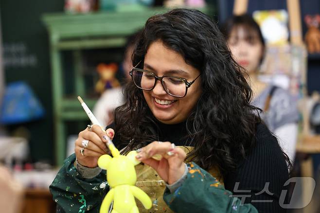 '2025 예술관광 아트 인 서울(ARTS IN SEOUL)'의 한남 코스 중 베어브릭 페인팅을 체험하는 외국인 관광객(서울관광재단 제공)