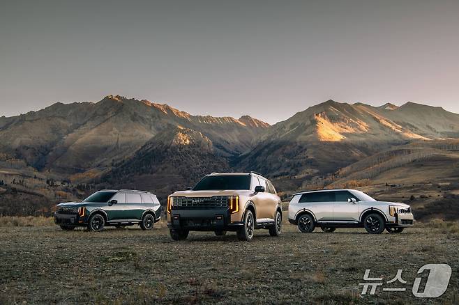 신형 텔루라이드 라인업의 외장 디자인. 왼쪽부터 신형 텔루라이드 X-Line(디자인 특화 모델), 신형 텔루라이드 오프로드 특화 모델 X-Pro, 신형 텔루라이드 하이브리드. (기아 제공)