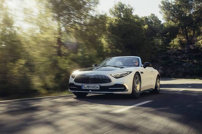 '디 올-뉴 메르세데스-마이바흐 SL'의 '화이트 앰비언스' 패키지 모습(메르세데스-벤츠 코리아 제공). 2025.11.20.