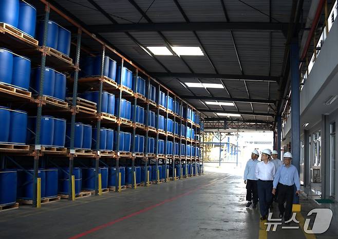 애경케미칼 임직원들이 새롭게 인수한 에보닉 공장을 둘러보고 있다. (사진제공 = 애경케미칼)