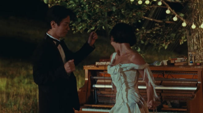 박정민, 화사. 사진ㅣ화사 ‘Good Goodbye’ MV 캡처