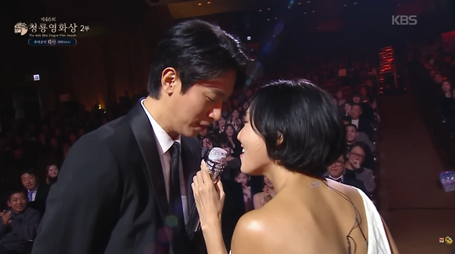 박정민, 화사. 사진ㅣ청룡영화상 축하공연 영상 캡처