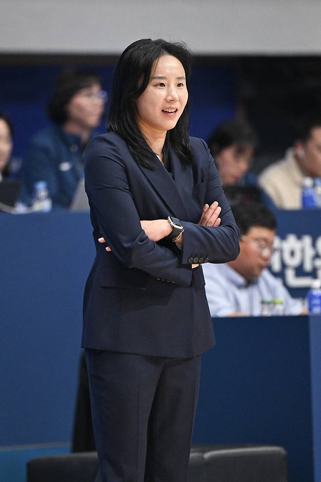 신한은행 최윤아 감독이 21일 인천 도원체육관에서 열린 BNK금융 2025~2026 여자프로농구 정규리그 1라운드 하나은행과 경기에서 선수들의 플레이를 지켜보고 있다. 사진 | WKBL