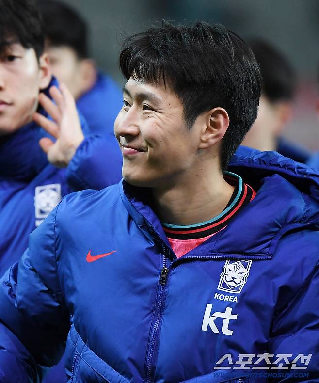 18일 서울월드컵경기장에서 열린 한국과 가나의 축구대표팀 평가전.   한국이 1대0으로 승리한 가운데 이강인이 팬들에게 인사하고 있다. 상암=정재근 기자 cjg@sportschosun.com/2025.11.18/