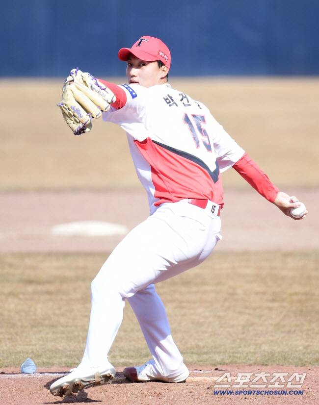 26일 광주 KIA챔피언스필드에서 KIA 타이거즈와 한화 이글스의 연습경기가 열렸다. 힘차게 투구하고 있는 KIA 박건우. 광주=송정헌 기자songs@sportschosun.com/2022.02.26/