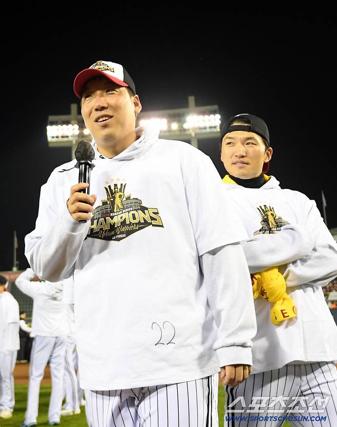 '한국시리즈 통합우승 IN 잠실' 행사가 1일 잠실구장에서 열렸다. LG 김현수, 박해민이 팬들과 함께 우승의 기쁨을 만끽하고 있다. 잠실=박재만 기자 pjm@sportschosun.com/2025.11.01/