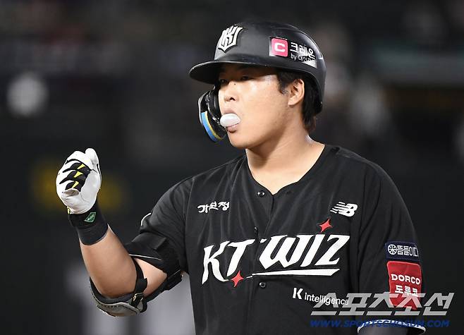 27일 부산 사직구장에서 열린 KT-롯데전. 7회초 1사 2, 3루. 강백호가 1타점 적시타를 친 후 기뻐하고 있다. 부산=정재근 기자 cjg@sportschosun.com/2025.8.27/