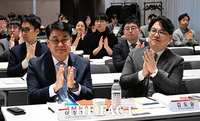 이정렬 개인정보보호위원회 부위원장과 김도승 개인정보보호법학회 회장이 박수를 치고 있다.
