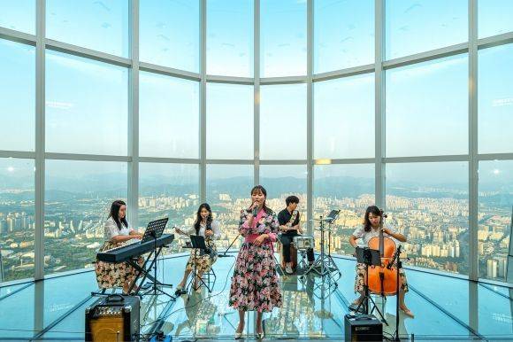 서울스카이에서 열린 버스킹 장면. 롯데월드