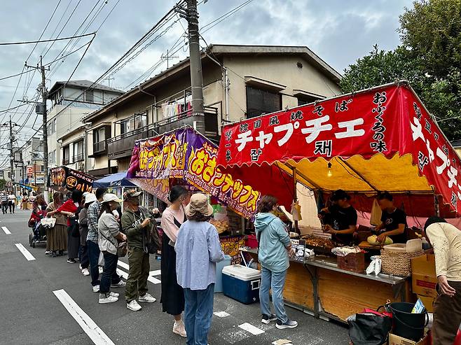 지난 10월 열린 일본 도쿄의 한 축제에서 방문객들이 잡채를 사기 위해 줄을 서고 있다. /에노모토 야스타카