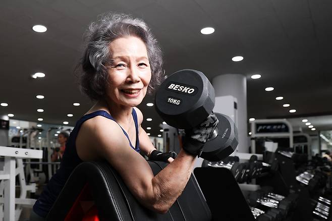 경기 용인시 수지구의 한 헬스장에서 82세의 나이에도 피트니스 운동을 꾸준히 하며 보디빌더 활동을 하는 임종소 시니어모델./고운호 기자