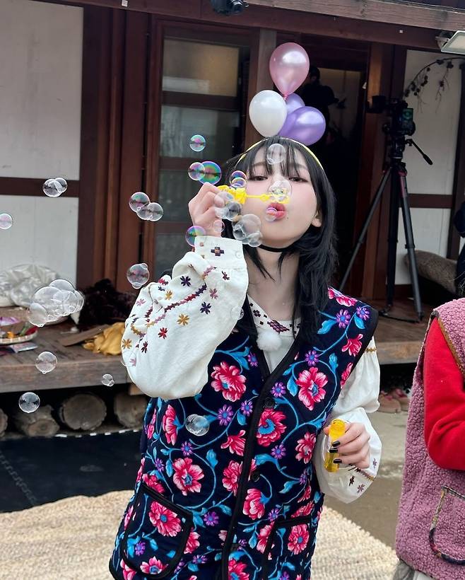 꽃무늬 바지 위에 화려한 꽃 무늬 김장조끼를 입은 카리나의 사랑스러운 촌캉스 룩이 화제가 됐다. @katarinabluu