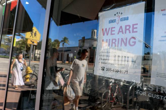 20일 공개된 자료는 미국 고용 시장이 예상보다 강한 일자리 증가세와 높은 실업률을 나타낸다는 내용을 담았다./AFP 연합뉴스