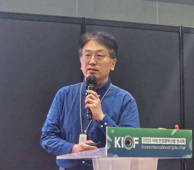 안성수 다비치안경체인 교육팀장이 21일 서울 강서구 코엑스 마곡에서 열린 ‘시력 교정과 노안 관련 기능성 렌즈 컨퍼런스’에서 발표하고 있다./염현아 기자